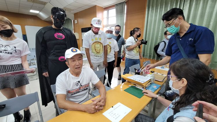 林義豐完成市長參選登記。劉榮輝攝。