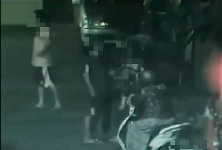 左右鄰居到場察看關心。翻攝畫面