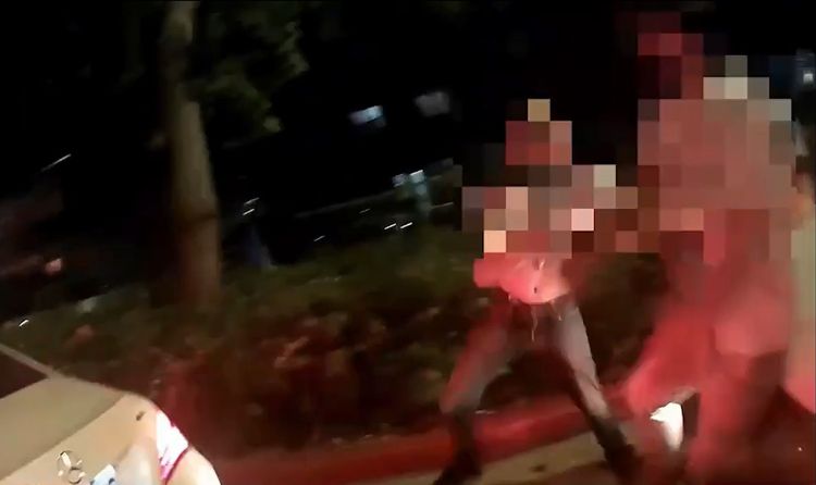 次子聽到友人脫口說出「馬的！」以為遭友人辱罵，雙方大打出手。翻攝畫面