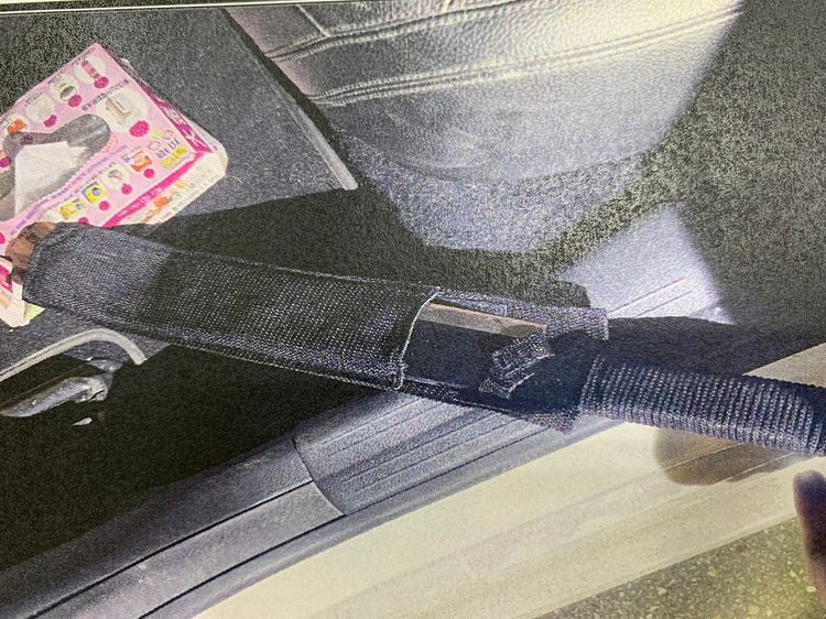 警方在車內查獲刀械。翻攝畫面