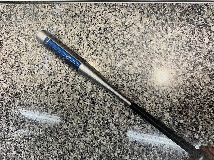 警方在車內查獲鋁棒。翻攝畫面