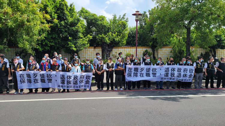 中華民國退警總會總會長耿繼文上午率各縣市退警協會代表，抵達殯儀館參加公祭，在公祭結束後，一行人在殯儀館外的人行道上拉布條表達心聲。劉榮輝攝