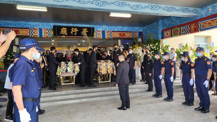 兩名殉職警員靈柩準備上靈車。劉榮輝攝