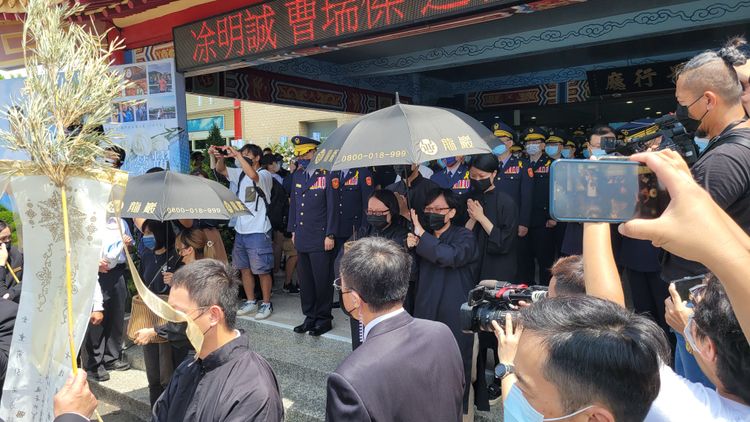 家屬聲聲哭喊要兩名殉職警好好走。劉榮輝攝