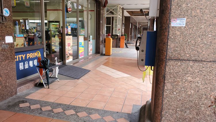 被害婦人受丈夫之託，從三民區的超商（圖）騎車載酒醉的鍾姓男子去公園。王勇超攝