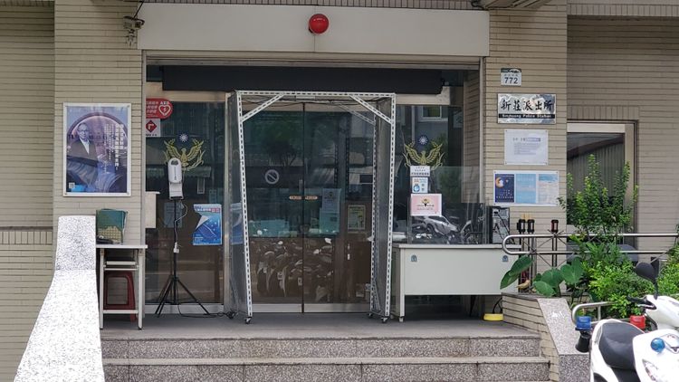 被害婦人到左營分局新莊派出所報案。王勇超攝