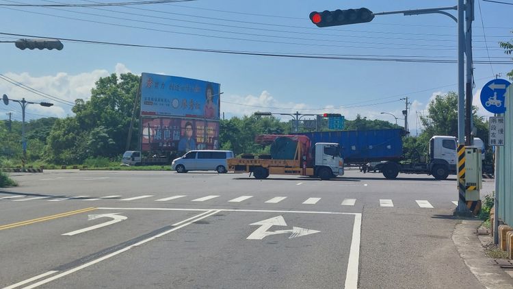 自竹南鎮真如路往南方向觀看，待轉區感覺劃設在路中央。楊永盛攝