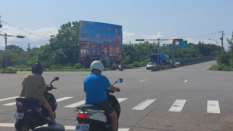 真如路進入台1己線的機車待轉格，因為視覺角度，讓人有劃設馬路中央的錯覺。楊永盛攝