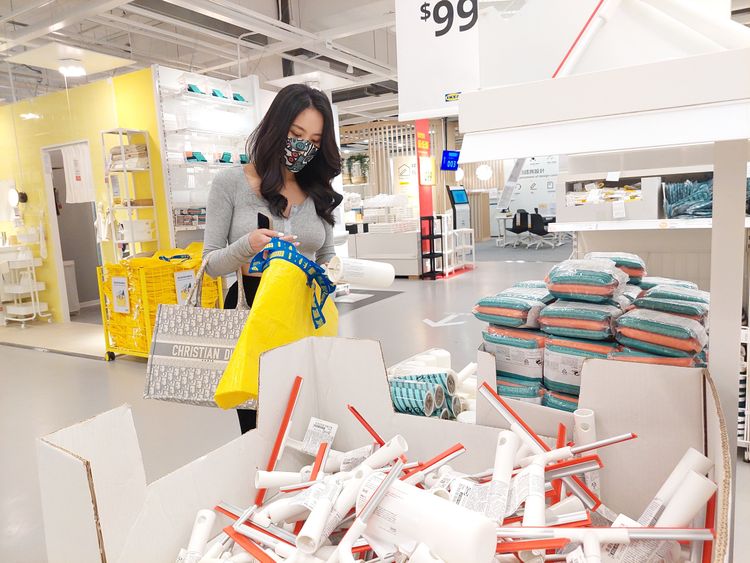 高毓璘買了滾輪與毛巾。鄭孟晃攝