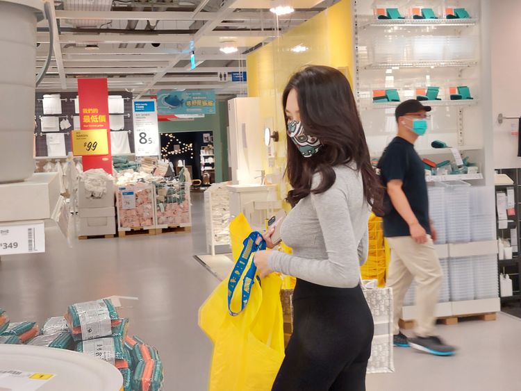 高毓璘逛賣場，火辣身材很難不惹人注目。鄭孟晃攝