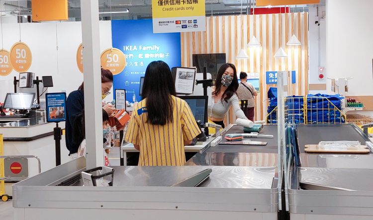 高毓璘買好到結帳竟只花20分鐘。鄭孟晃攝