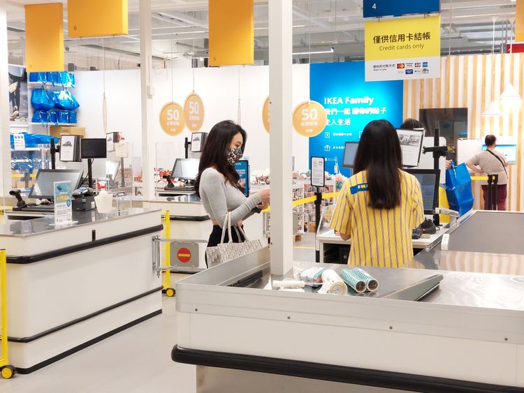 高毓璘結帳時纖腰與傲人曲線讓人目不轉睛。鄭孟晃攝