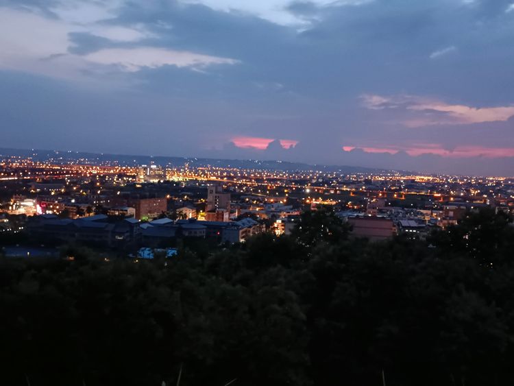 霧峰區中心隴步道賞月夜景都好看。台中市議員張芬郁提供