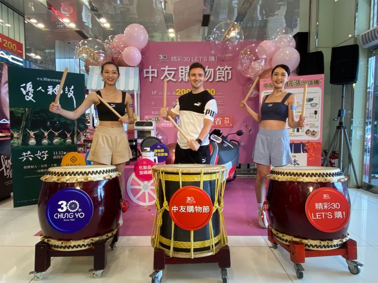 中友百貨購物節開打，邀請知名網紅擔任代言人。曾雪蒨攝