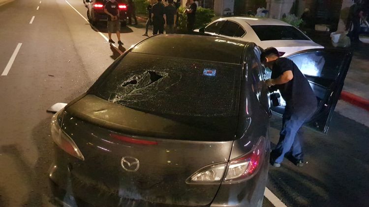 黑車後擋風玻璃被砸破。黃仲瑜攝