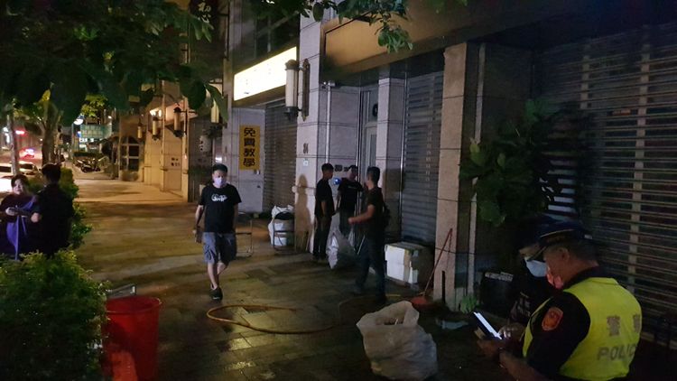 現場不斷有黑衣人進進出出，但是沒人承認有砸車。黃仲瑜攝