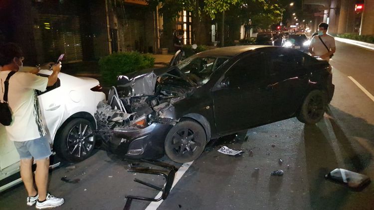 白車肇事逃逸，黑車追上後撞擊反被砸車。黃仲瑜攝