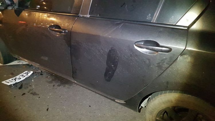 黑車的車門有砸車人留下的腳印。黃仲瑜攝