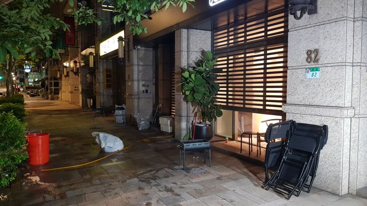 公司前烤肉現場已經收拾的差不多了。黃仲瑜攝