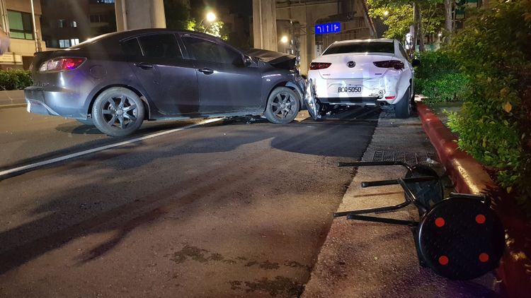 事故現場相當凌亂，板凳滿地都是。黃仲瑜攝