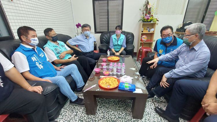 柯文哲中午到苗栗市，國民黨縣長提名人謝福弘（右2）受邀出席，難道跟藍營的鍾東錦（左1）同框。楊永盛攝