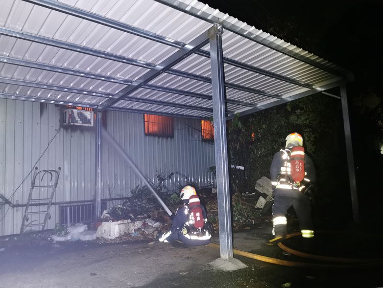 消防人員射水灌救。陸運鋒攝