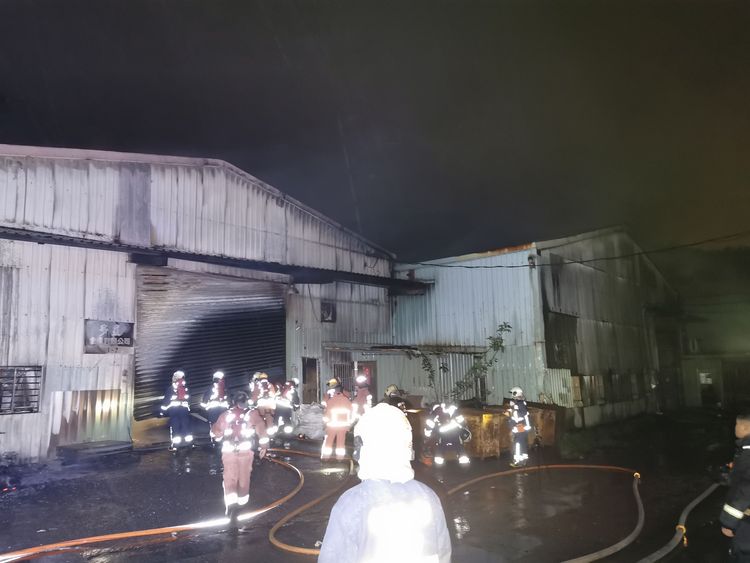 大批消防人員到場搶救。陸運鋒攝