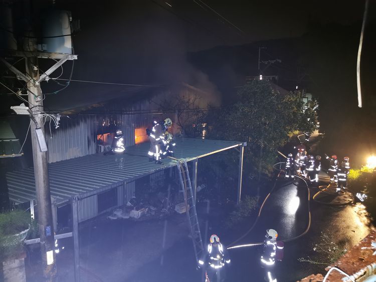 百坪廠房付之一炬。陸運鋒攝