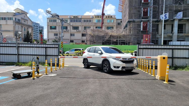 白色轎車擋住停車場唯一出入口。劉榮輝攝