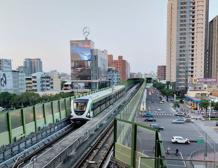 台中捷運綠線歡慶第一千萬人搭乘之際，中捷藍線仍在難產中。曾雪蒨攝