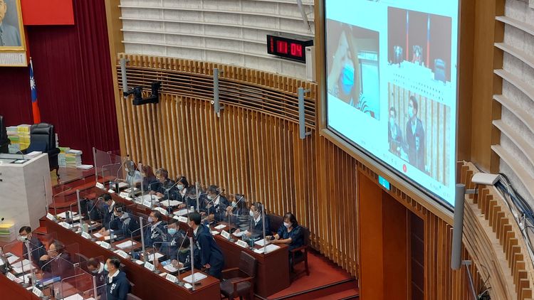 陳勇勝要邱于瑄問父親自償行債務問題。凃建豐攝