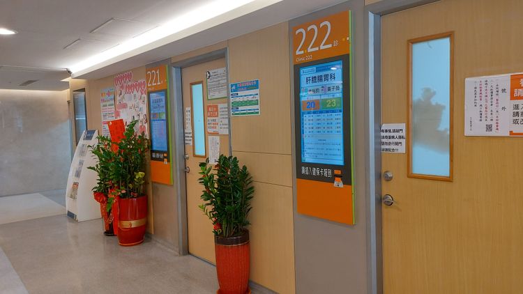 吳姓男子強拍打222號診間門，並開口辱罵女護師。楊永盛攝