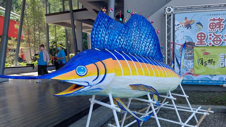 蘇澳鎮公所今年委託宜蘭縣討海文化保育協會，在「鯖魚祭」踩街活動中，打造一座總長421公分、高276公分，魚型仿製「游水快速」的芭蕉旗魚，重現昔日「旗魚港」盛名。公所提供