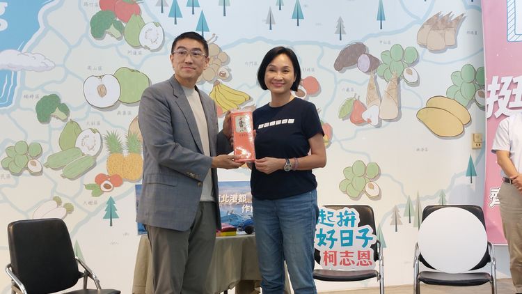 柯志恩回贈高雄著名伴手禮巴堂蜂蜜蛋糕。凃建豐攝