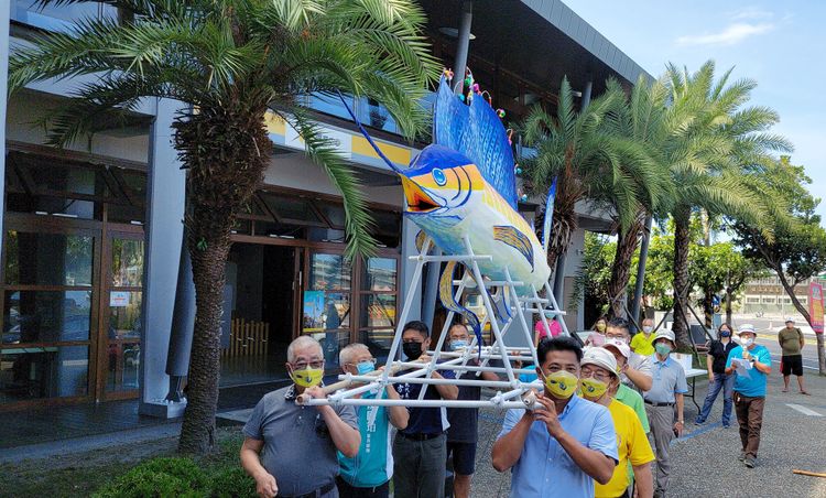 蘇澳鎮公所今年委託宜蘭縣討海文化保育協會，在「鯖魚祭」踩街活動中，打造一座總長421公分、高276公分，魚型仿製「游水快速」的芭蕉旗魚，重現昔日「旗魚港」盛名。公所提供