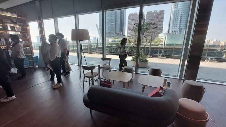 書展場域橫跨高雄總圖、承風青鳥、承億酒店、一樓草地與四樓潮間帶。凃建豐攝