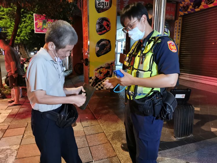 警方對計程車運將進行酒測。陸運鋒攝