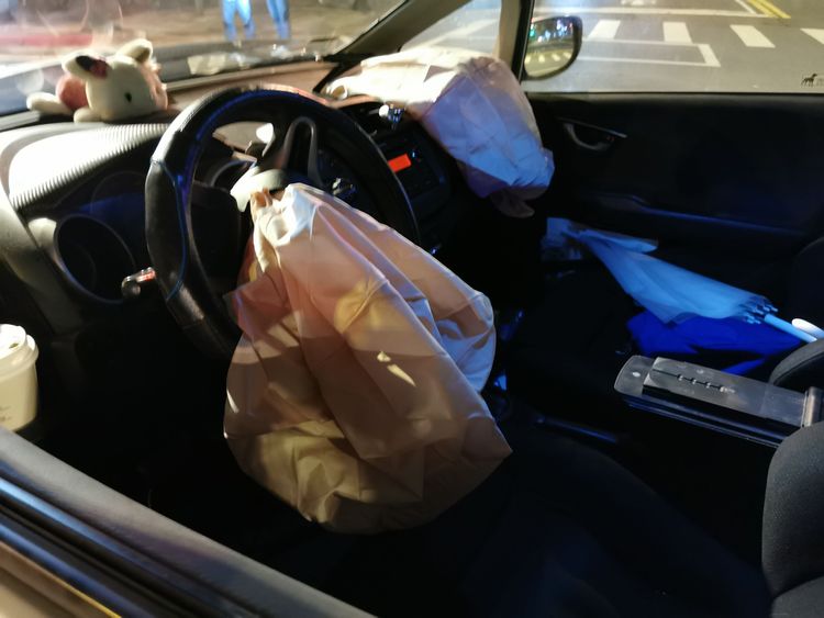 小客車安全氣囊爆開。陸運鋒攝