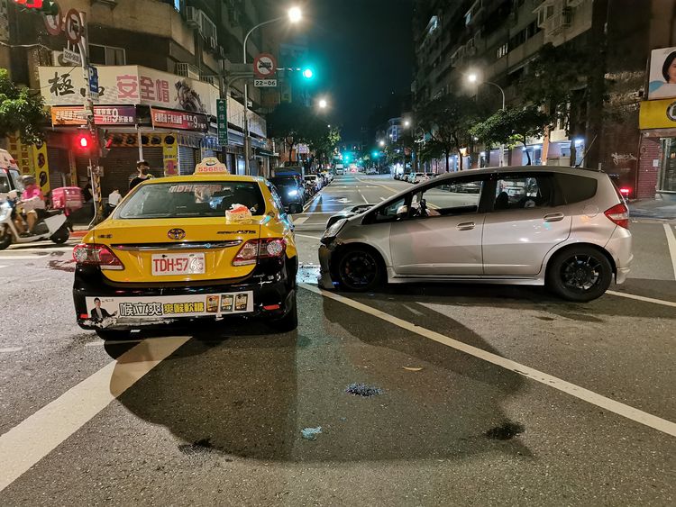 左轉計程車與小客車發生碰撞。陸運鋒攝