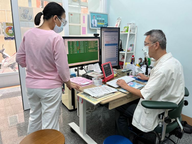 大烏龍地區家醫科醫師魏嘉慶也發現本周視訊問診數暴增五倍。魏嘉慶醫師提供
