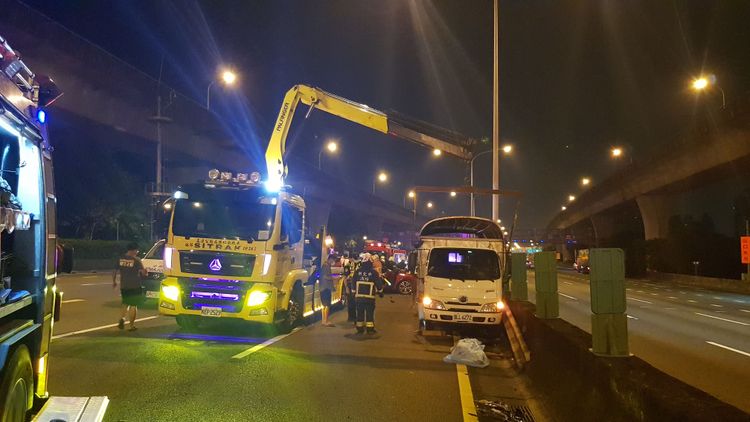 貨車故障被後方推撞，貨車駕駛當場爆頭死亡。黃仲瑜攝
