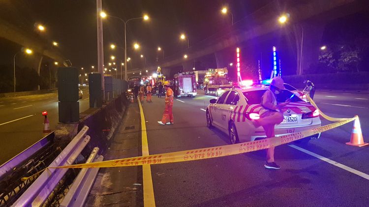 消防隊在現場協助駕駛脫困。黃仲瑜攝