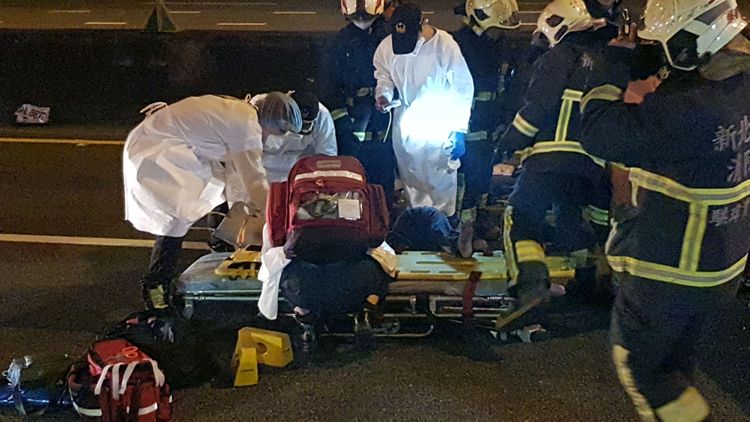 休旅車駕駛被救出準備送往醫院。黃仲瑜攝