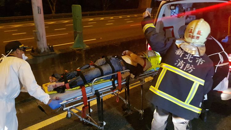 休旅車駕駛救出送醫。黃仲瑜攝