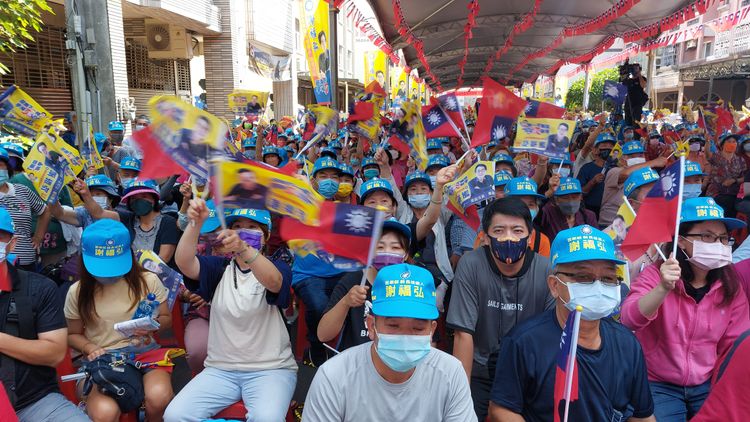 造勢大會吸引數千支持者到場，熱情揮舞旗幟。楊永盛攝