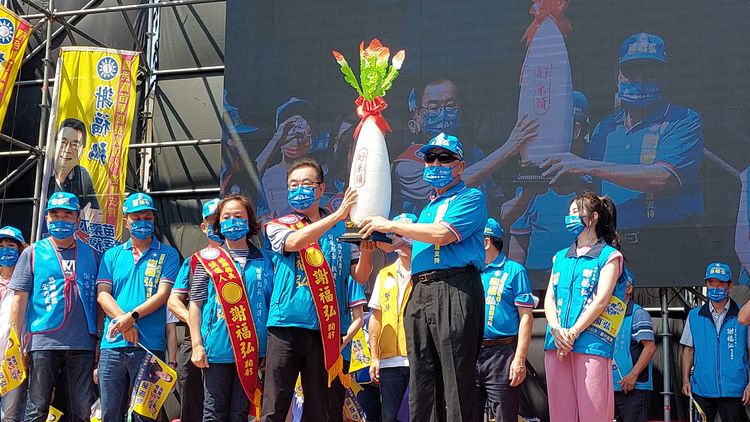 無黨籍的前縣長傅學鵬，致贈謝福弘好彩頭。楊永盛攝