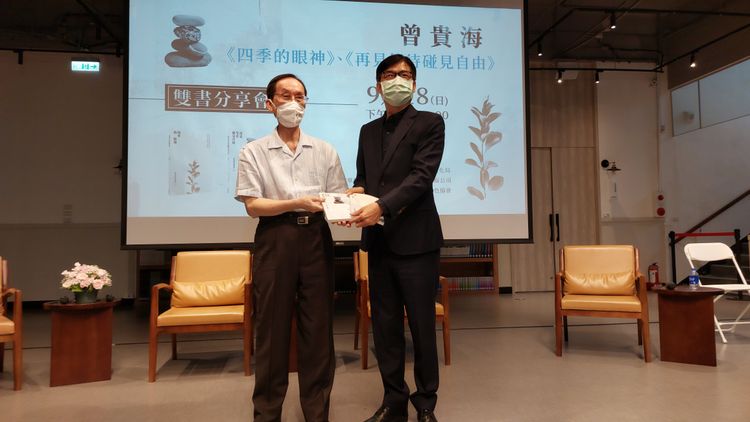 曾貴海贈書陳其邁。凃建豐攝