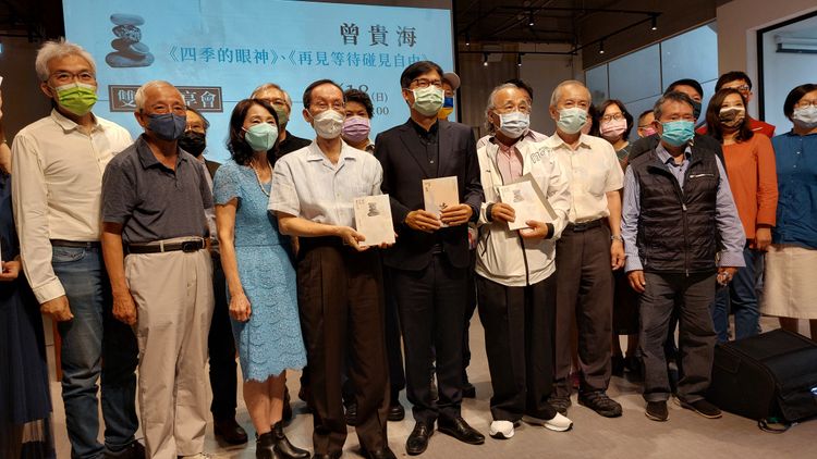 曾貴海出版新書，文友都來祝賀。凃建豐攝