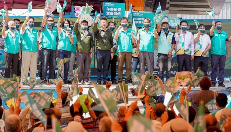 民進黨台中市長候選人蔡其昌上午還出席沙鹿競選總部成立大會，下午強震發生後立即宣布暫停午晚選務行程。蔡其昌競總提供