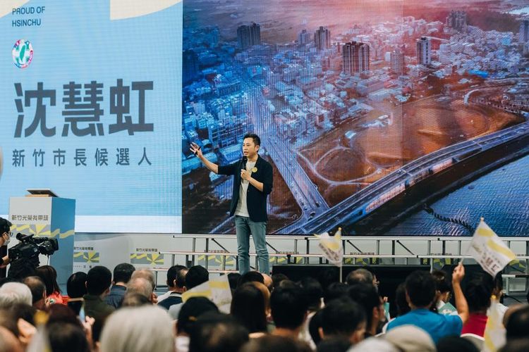 新竹市前市长林智坚昨天又因拿「台积电也有不良品」比喻新竹棒球场瑕疵,挨柯文哲批「不要爬出一个坑又掉入另一个坑!」翻摄林智坚脸书